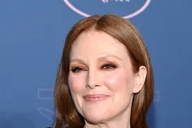 戛纳开幕红毯群星璀璨 影后朱丽安-摩尔深V亮相图片