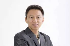 他生于西安，17岁上清华，45岁成首富，买游艇，还说有钱真痛苦图片