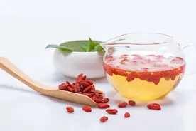枸杞不仅补肾，还能降血糖？那么枸杞泡水好，还是干吃好？图片
