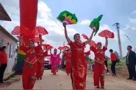 庄河市一场婚礼上，喜婆婆跳舞迎儿媳图片