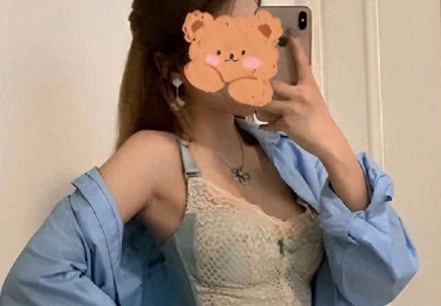 空姐机舱内穿情趣内衣拍照，发布称：超级舒服！网友：全脱算了