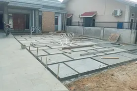 老家院子硬化浇水泥，留出5cm缝隙，铺上这4种东西，排水快还好看图片