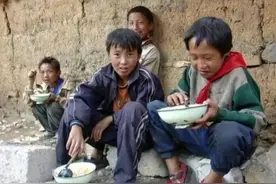 纪录片：广西90后夫妇生下10个孩子，每月领4000元，政府建新房图片