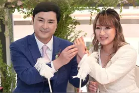杨思琦前任李泳豪签字结婚，当众亲吻台湾妻子，父亲感慨等了20年图片