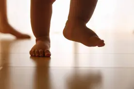 快看看孩子鞋底，有这种形状，小心足外翻图片