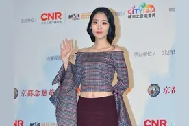 张碧晨的穿着略显老气，虽然露脐装秀出了小蛮腰，但不咋显嫩图片