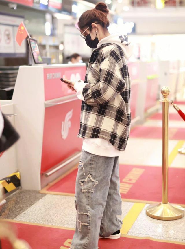 希林娜依高机场饭拍,格子衬衫内搭卫衣配破洞牛仔裤,潮范儿十足
