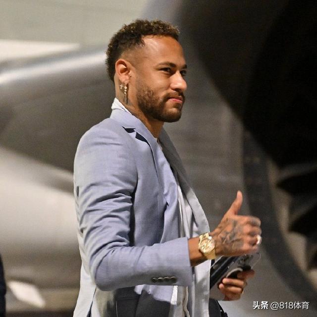 内马尔率巴西队飞抵卡塔尔,灰西装帅气逼人,人手1只lv包包