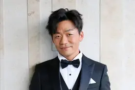 40岁王宝强深夜现身酒吧，穿着朴素略显臃肿，身边未见女友冯清图片