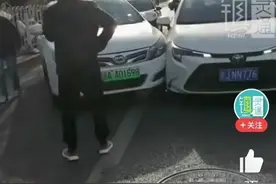 太尴尬！插队不成发生刮蹭，遭女司机怒怼“别人不插队就你插队”图片