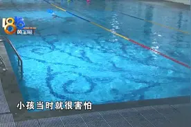 洗澡间里泡沫多，四个大人围着？图片