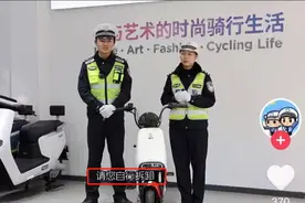 电动车上牌，拆遮阳伞能理解，为什么后视镜也要拆除？答案已明确图片