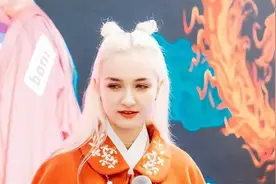 意大利超模伯尼：嫁厦门小伙，生下黑发混血儿，称赞中国基因强大图片