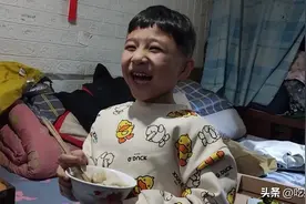 爷爷去世，爸爸坐牢，妈妈走了，8岁男孩靠奶奶捡破烂进城求学图片