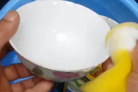 这样洗碗等于“吃毒”，提醒家中长辈，这4个错误洗碗习惯得改改图片