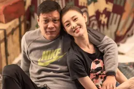 范志毅携小17岁娇妻买豪车！皮肤白嫩美艳动人,1米73长腿身材傲人图片