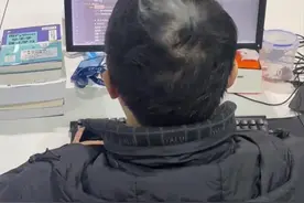 湖南一程序员头上冒烟，网友泪目：CPU要烧了，男人真的太难了图片