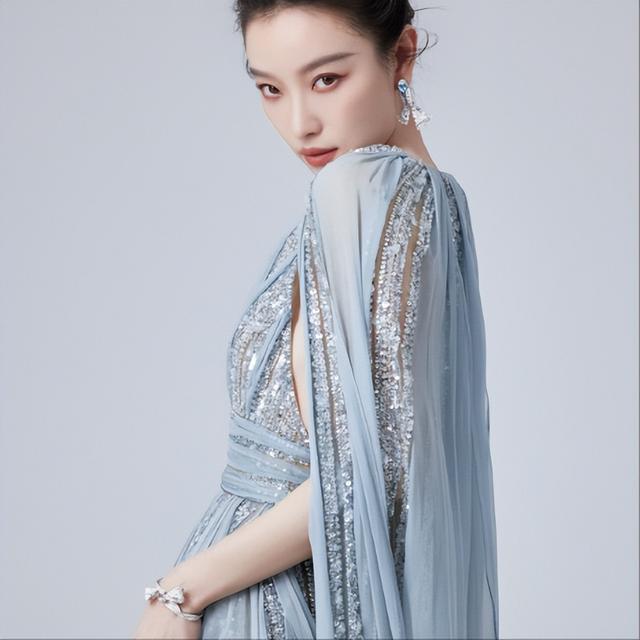 浴缸陪睡、助理手接口水、“跪式服务”，这些明星哪来的优越感？