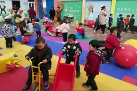 俩孩子在游乐场起摩擦，却引起双方父母互殴，这种教育方式要不得图片