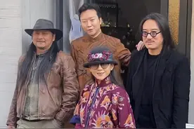 杨丽萍李玉刚在云南共度春节，挽着胳膊一路热聊，举止亲密引猜测图片