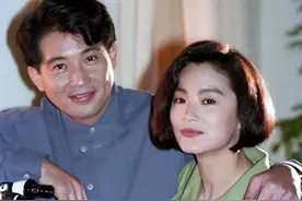 秦汉现身运动场，拿手机追拍儿子孙女太温馨，75岁打扮年轻似小伙图片