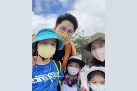 郭晶晶带娃出门爬山！浓眉大眼不化妆皮肤白，跪在地上拍照不怕脏图片