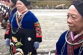 男子驱车看苗寨小姐姐发现全是阿姨？景区回应！图片