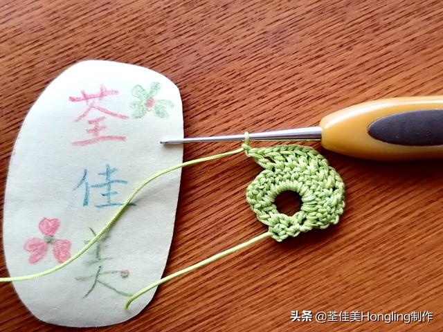 远方喜欢在银杏树下漫步的人,为你钩织了两片银杏叶哟