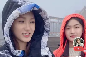 年轻女孩排队5小时观赏玉龙雪山，却被游客调侃：看了个寂寞图片