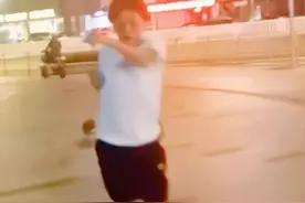 港星梁小龙定居成都放飞自我，深夜在大街上打拳，不顾形象惹争议图片