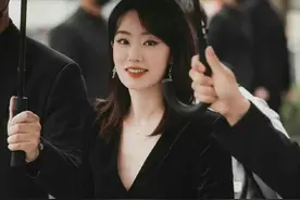 女星活动生图：金晨裹包装纸，娜扎勒着蚊帐布，张小斐高级感十足图片
