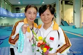 郭晶晶之母范玉梅：见证女儿的苦与泪后，甘愿为女儿女婿看娃图片