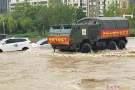安全感！子弟兵用军车接送被困旅客图片
