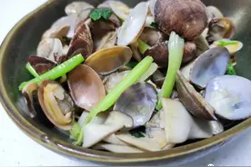 别用盐水洗花蛤了，30年老渔民教我一招，5分钟泥沙全部吐干净图片