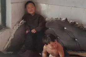 河南2孩子在爷爷床上打闹，爷爷掀开被窝傻眼：养2个月宝贝被压死图片