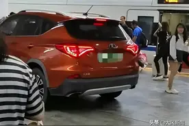 “私家车开上高铁站站台”引热议，深圳站回应：社会车辆违规进入，表示歉意图片