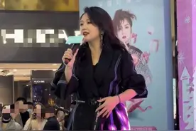 35岁何洁现身商演，减肥有效脸瘦一圈，养3娃不容易大冬天穿短裙图片