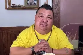 与兄弟反目成仇，直播中吐血睡觉要用呼吸机，网红恩克后悔了吗？图片