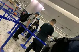 曝彭于晏连夜乘机离开上海，安检照曝光引热议，模样憔悴判若两人图片