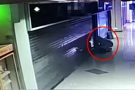 夜深人静，“鸳鸯大盗”穿防护服钻入超市“扫荡”！已被抓获图片