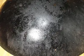 锅不管有多锈，切记不要扔，教你这样处理一下，秒变新锅还不粘图片