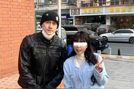 蒋劲夫现身长沙街头被偶遇，与粉丝合影弯着腰，对方夸赞他好温柔图片