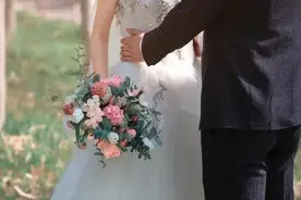 54岁大叔娶38岁年轻女子为妻，她花样百出，大叔：甜蜜的负担图片