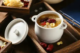 秋季银耳煮粥熬汤，你的干皮脱屑有救啦图片