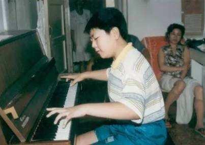 郎朗：3岁学钢琴，17岁成名，同刘亦菲传过绯闻，终娶小12岁娇妻