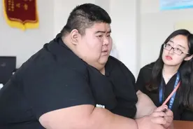 “中国第一胖”王浩楠，体重反弹后专注“干饭”，网友：又想切胃图片