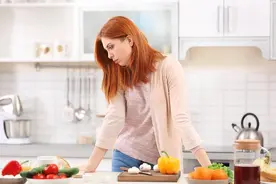 小姑子总来我家蹭饭，婆婆说别计较，她掌勺后：闺女你别来了图片