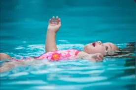 促进大脑发育？真犯不着相信“婴儿游泳”，好处一丢丢，隐患一堆图片