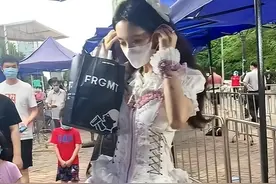 纪实：女高中生穿洛丽塔做核酸，白色蕾丝显可爱？上传网络引热议图片