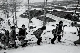 生产队时期，农村孩子们冬天是这样取暖的图片